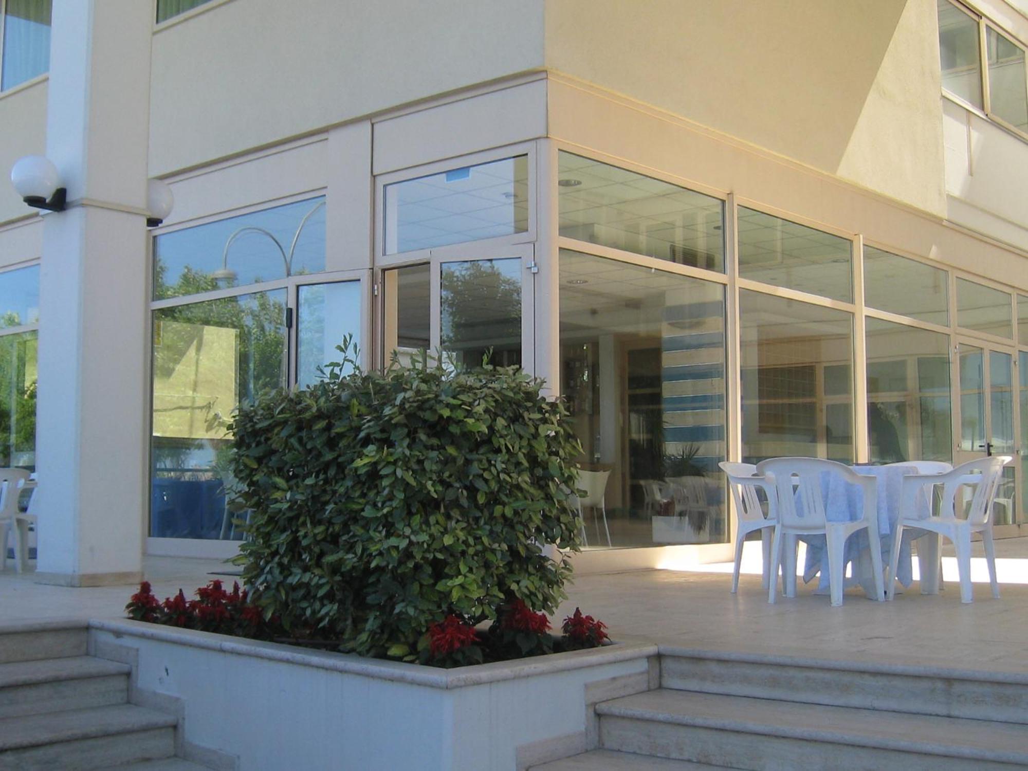 Hotel Miramare Джулианова Экстерьер фото