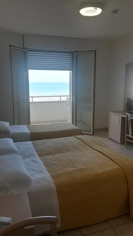 Hotel Miramare Джулианова Экстерьер фото