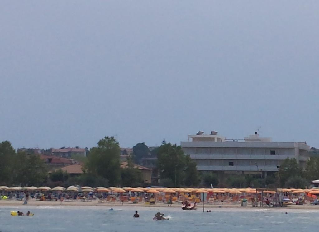 Hotel Miramare Джулианова Экстерьер фото